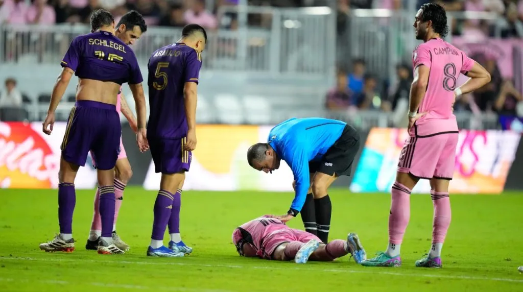 La falta previa al tiro libre Messi que golpearía a una bebé. (Foto: Getty Images)