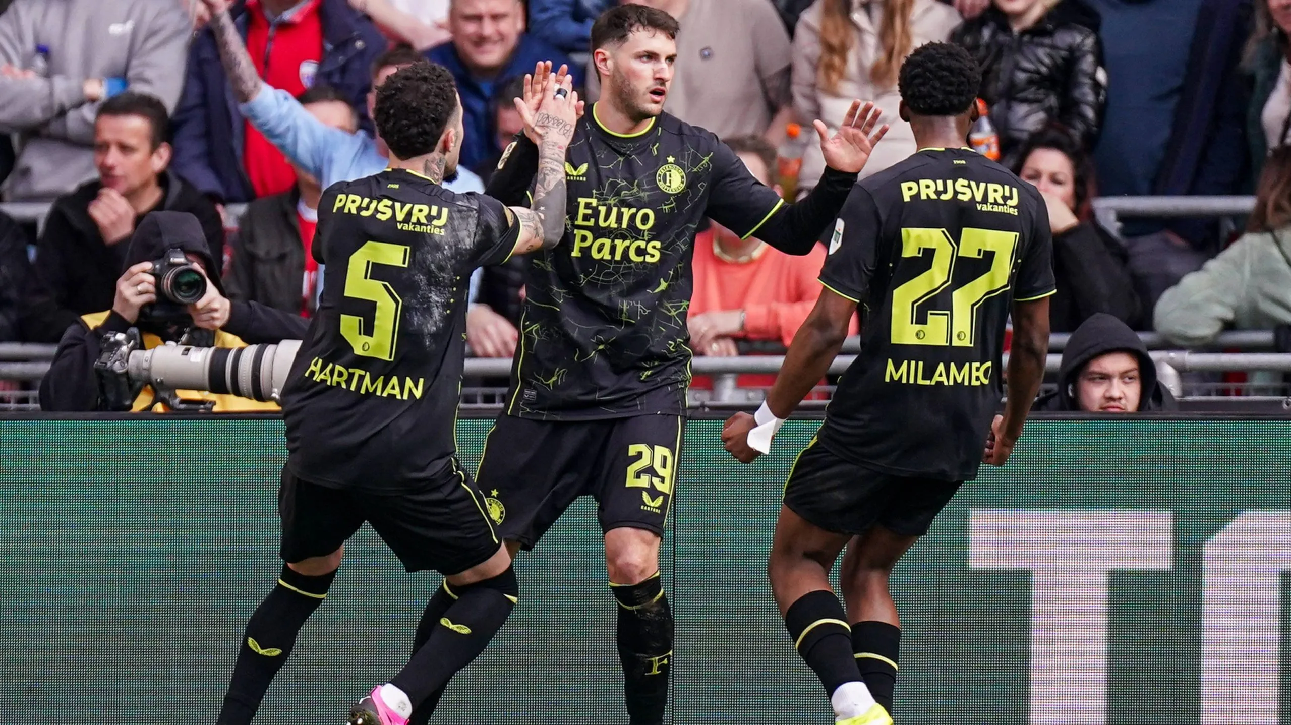 Santiago Giménez en el festejo de su gol vs. PSV.