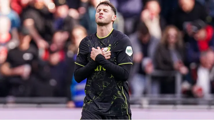 Santiago Giménez, contra PSV, cortó su racha de cinco partidos sin convertir en la Eredivisie.