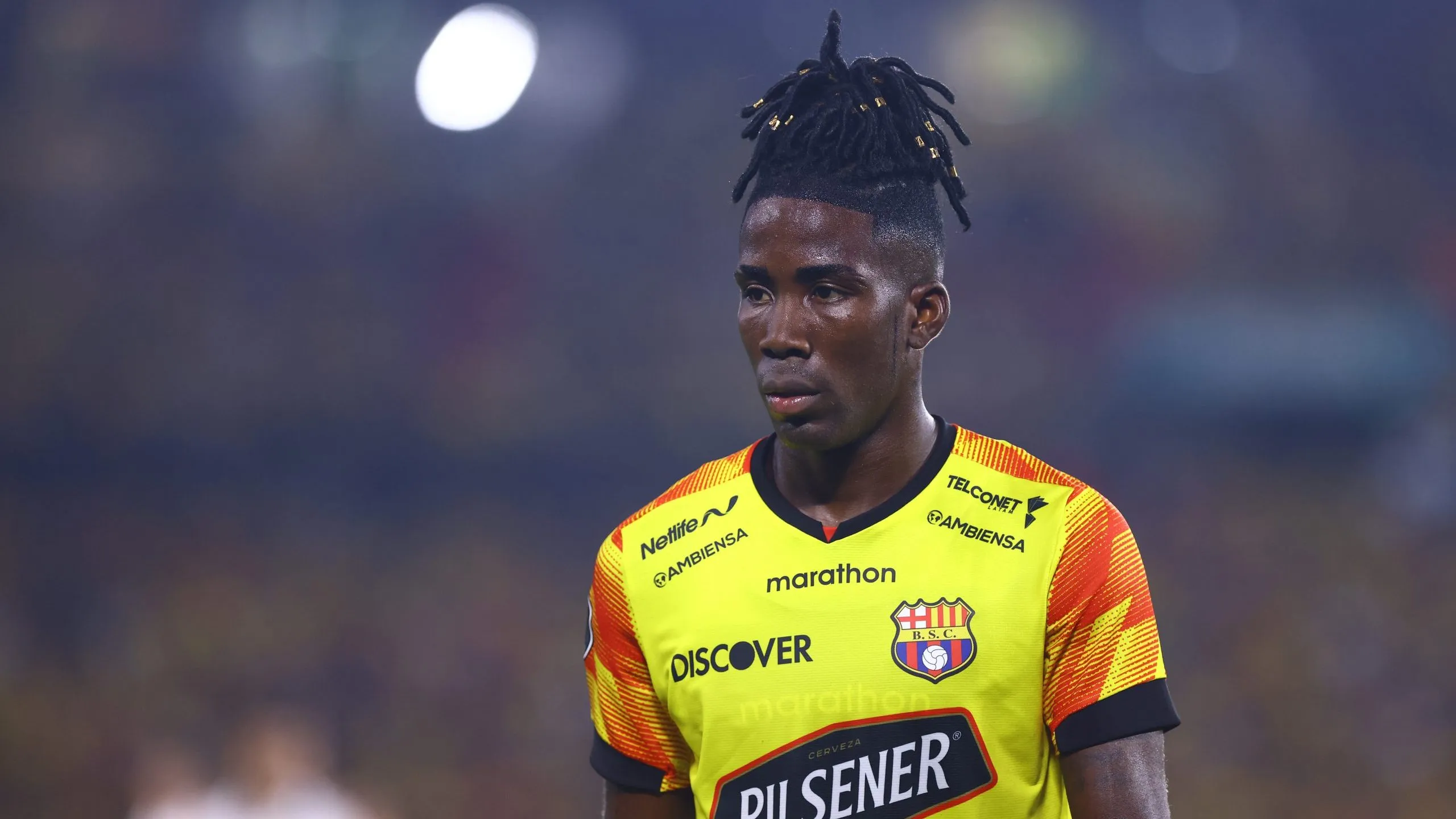 Adonis Preciado usaba este peinado en el comienzo de temporada. (Foto: GettyImages)