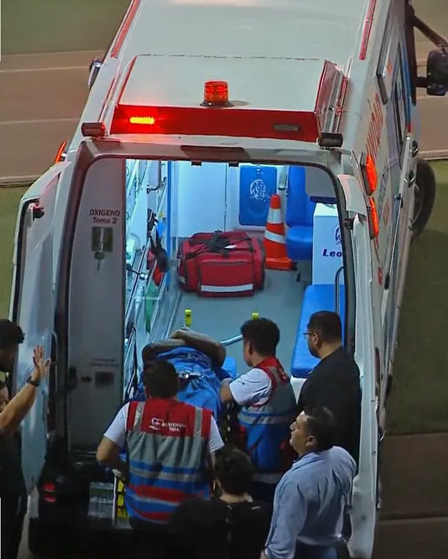 Yoshimar Yotún partió en ambulancia. (Foto: L1 MAX).