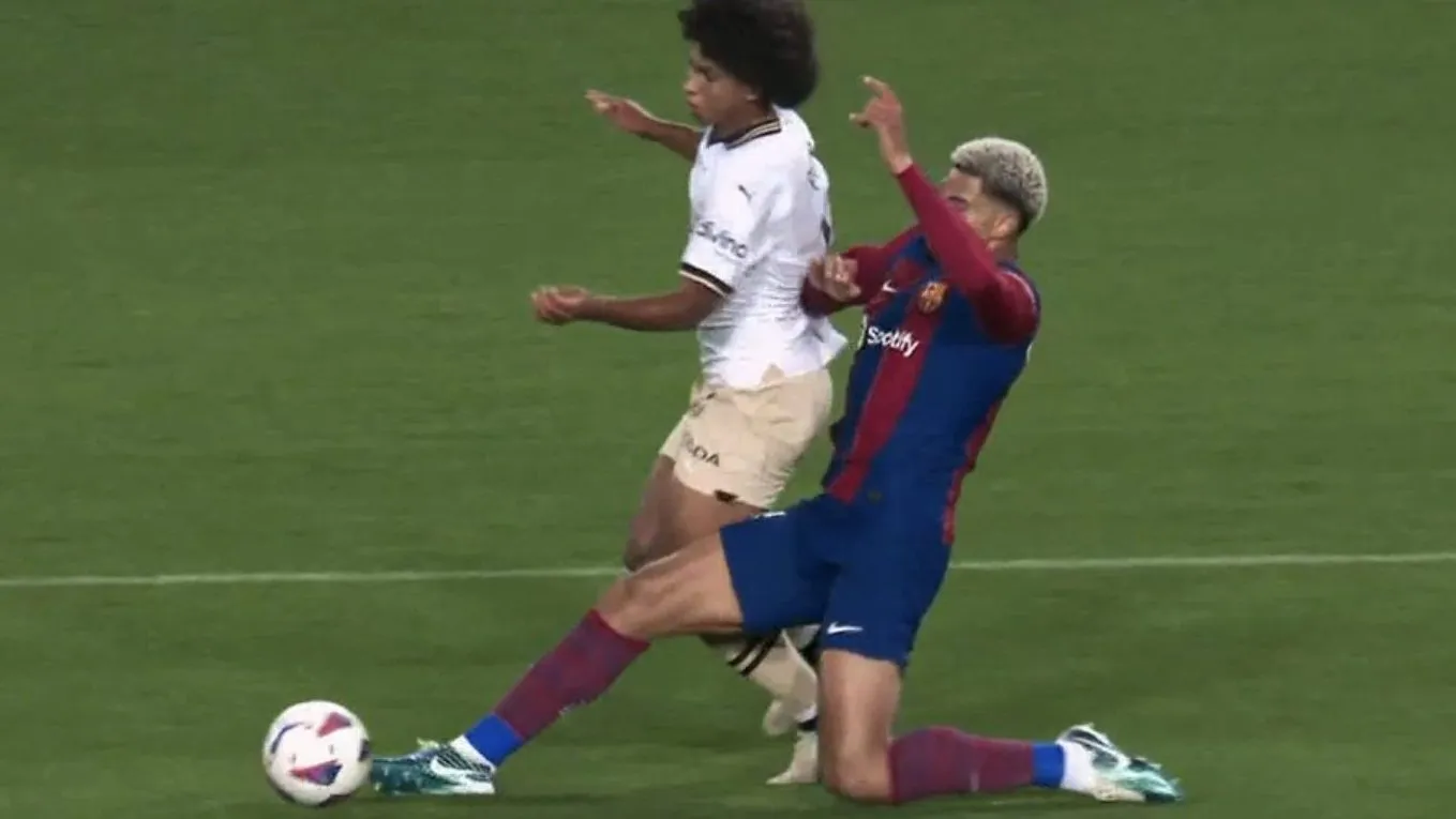 La imagen del penalti de Ronald Araújo a Peter González.