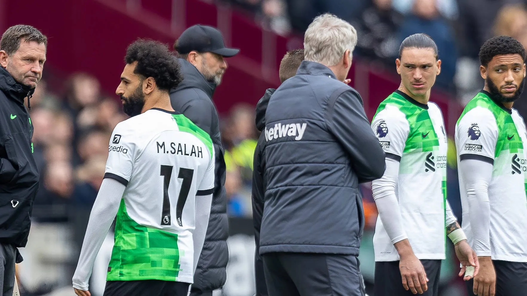 Mohamed Salah, a punto de ingresar para los últimos 15 minutos del partido con el West Ham United.