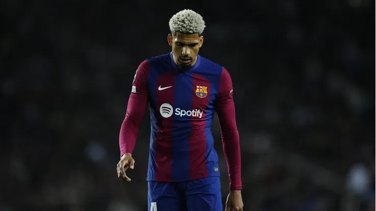 El FC Barcelona no descarta la salida de Ronald Araújo, por eso asegura la continuidad de Pau Cubarsí.