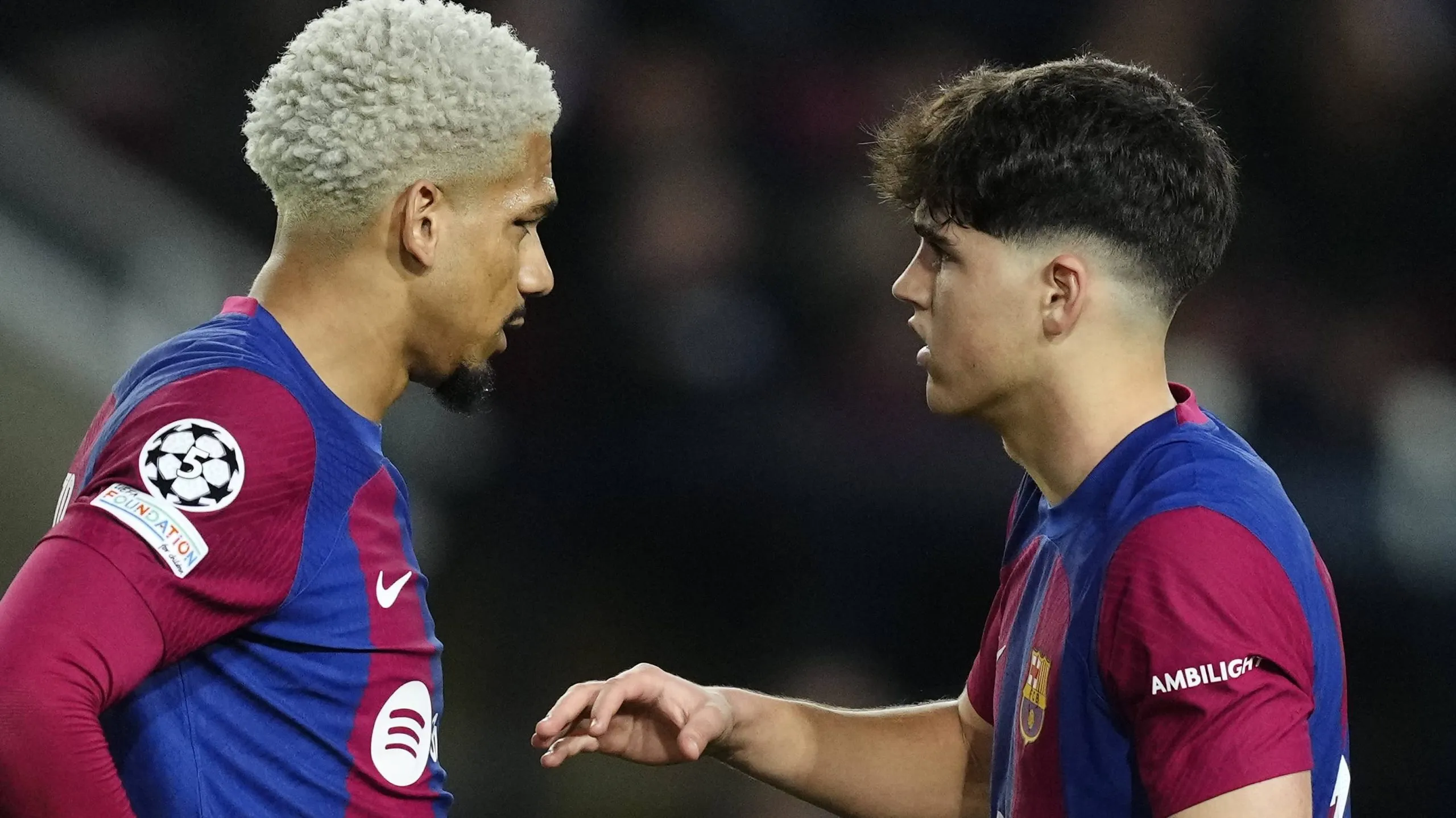 Ronald Araujo junto a Pau Cubarsí.