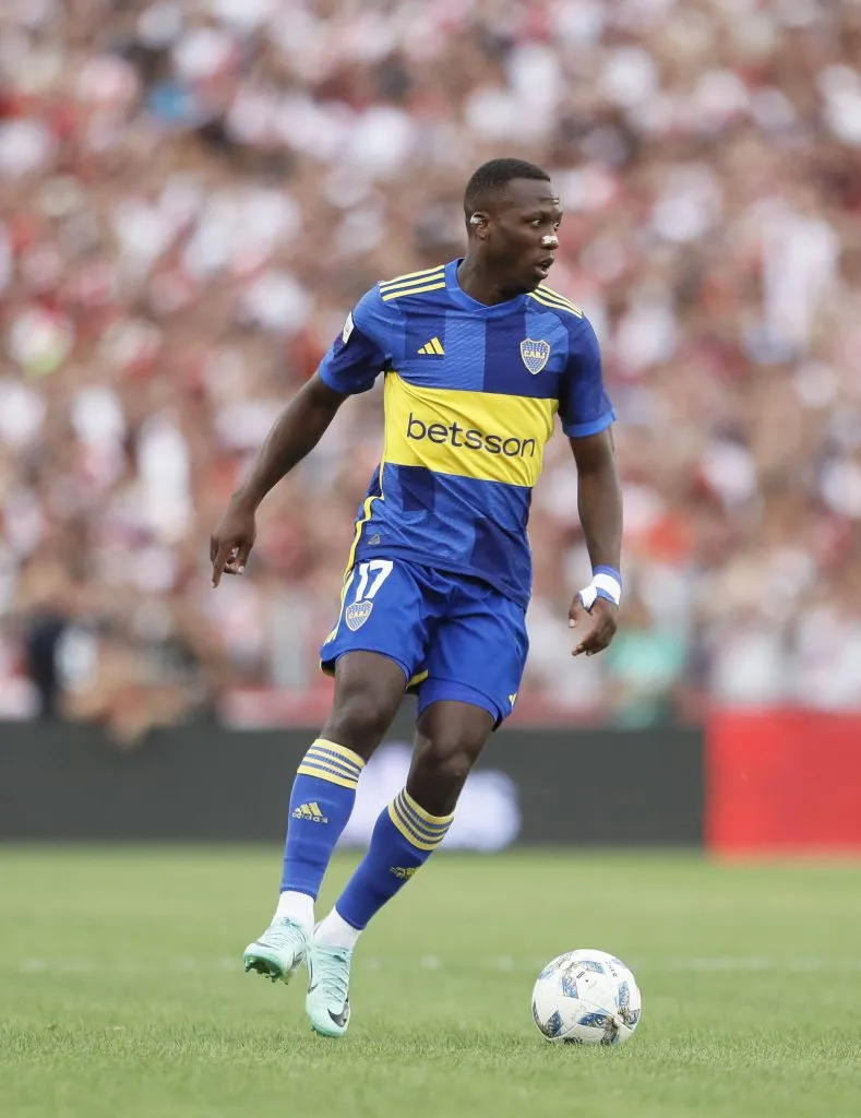 Luis Advíncula jugando contra River Plate. (Foto: IMAGO).
