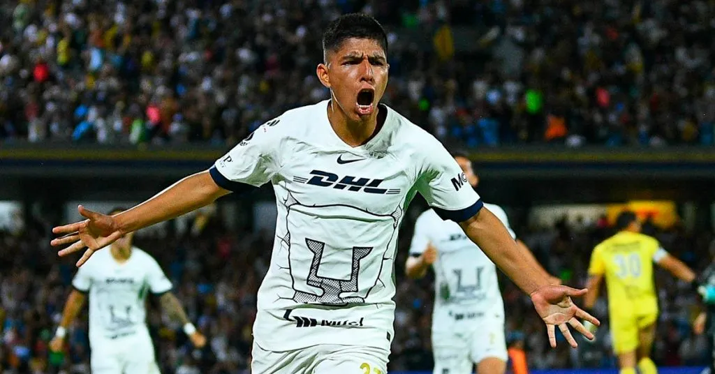 Quispe festejando un gol con Pumas. (Foto: IMAGO)