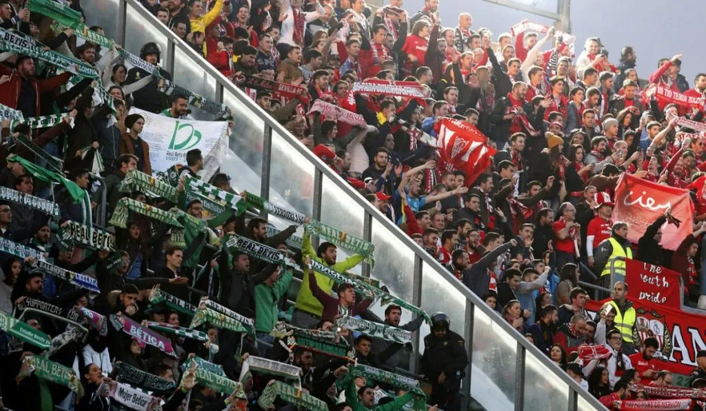 Aficionados del Betis y Sevilla durante un Gran Derbi: IMAGO