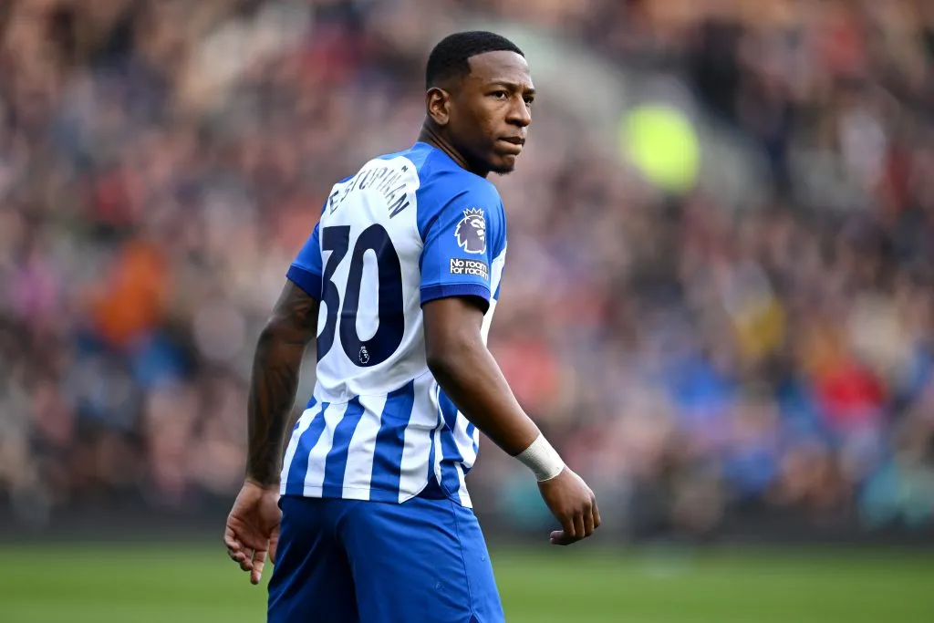 Pervis Estupiñán se marchó lesionado en el último partido del Brighton. (Foto: GettyImages)