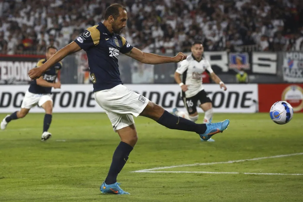 Hernán Barcos jugando contra Colo Colo. (Foto: IMAGO).