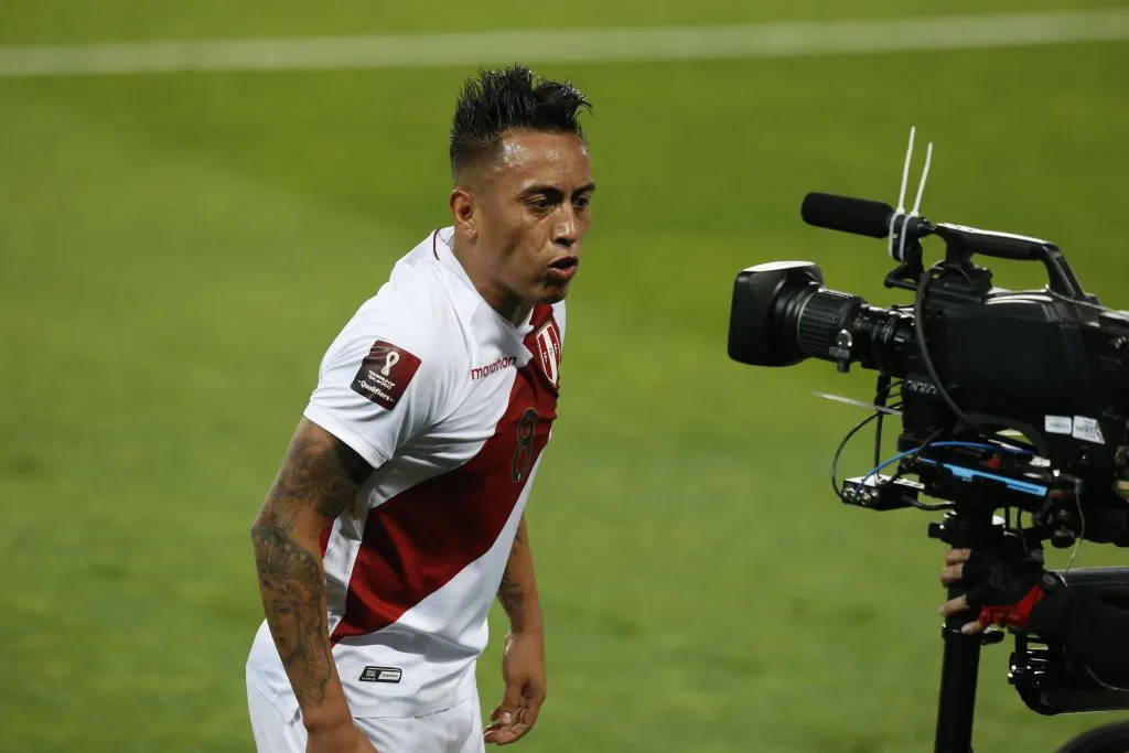 Christian Cueva anotando contra Chile. (Foto: IMAGO).