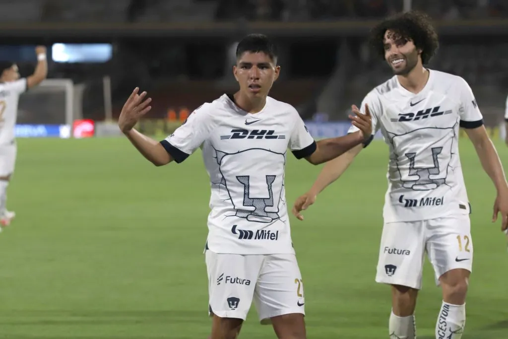 Piero Quispe jugando con camiseta de los Pumas UNAM. (Foto: IMAGO).