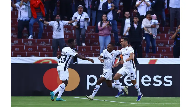 Liga de Quito, celebrando gol vs. Botafogo.