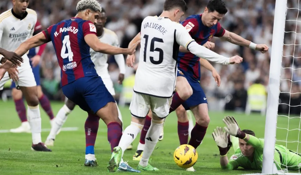 El lanzamiento de Yamal que el Var no dio como gol en Real Madrid vs. Barcelona. (Foto: IMAGO)