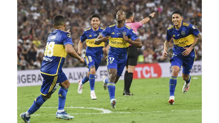 Luis Advíncula y su asistencia contra River Plate