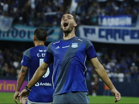 Facundo Castelli regala un insólito autógrafo a un hincha de Emelec