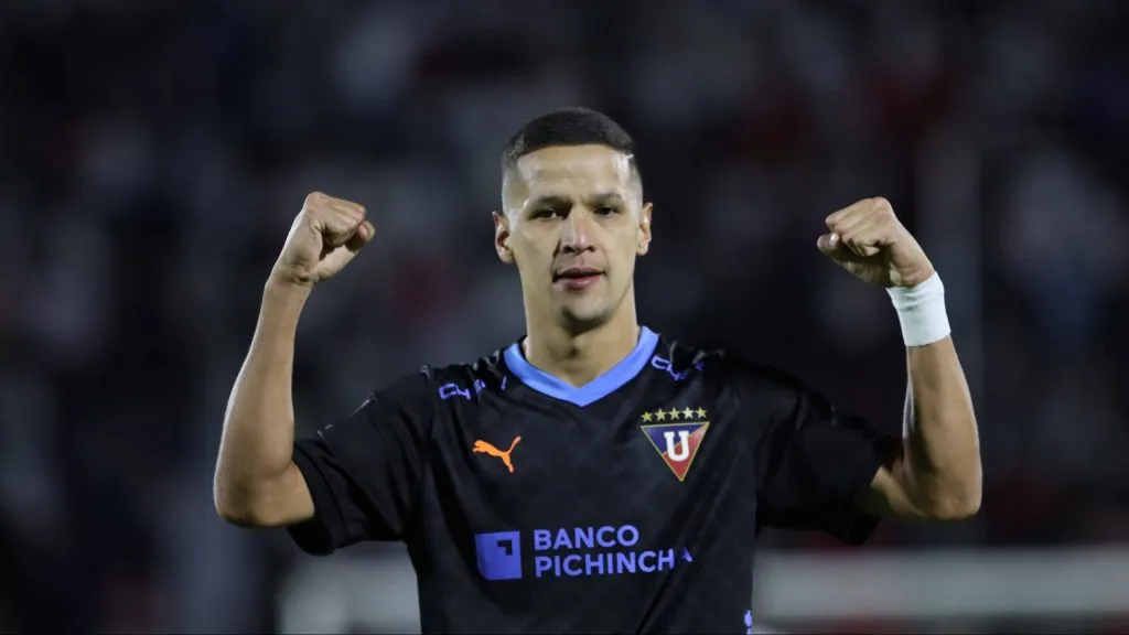 Álex Arce lleva 16 goles en 19 partidos con Liga de Quito. Foto: Getty.