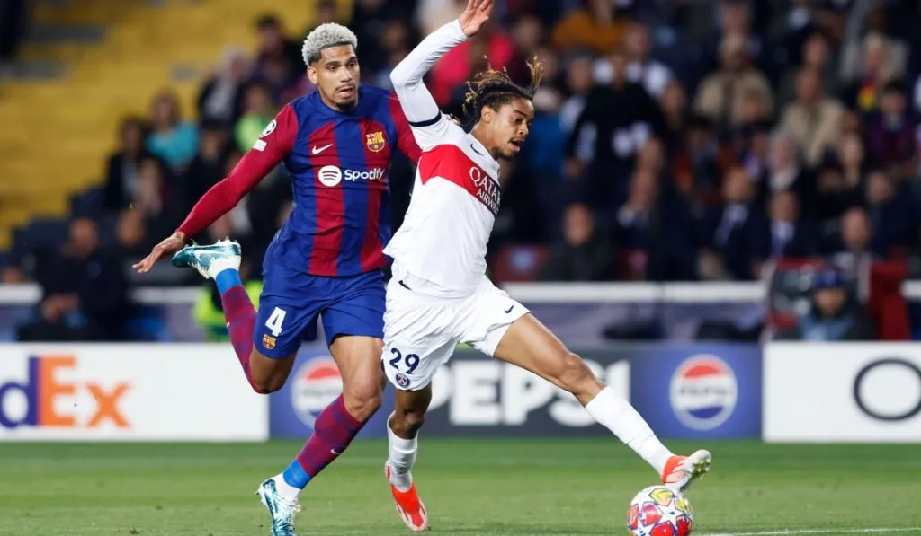 La roja a Ronald Araújo cambió toda la eliminatoria entre Barcelona y PSG: IMAGO