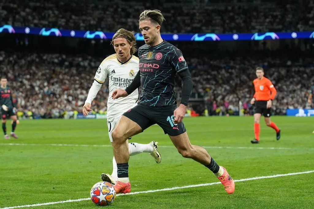Luka Modric y Jack Grealish en la ida de los Cuartos de Final de la UEFA Champions League 2023/2024.
