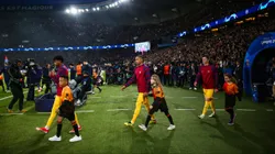 Aficionados del Barcelona arrojaron pirotecnia en las cercanías del hotel de concentración del PSG en la noche previa al partido de vuelta de los Cuartos de Final.
