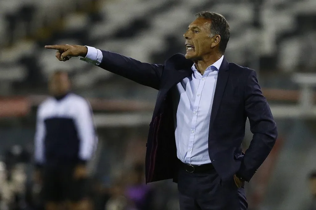 Miguel Ángel Russo dirigiendo contra Palestino. (Foto: IMAGO).