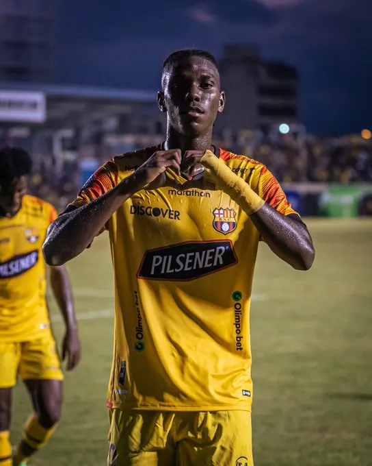 Allen Obando celebrando su primer gol con el primer equipo de Barcelona SC.