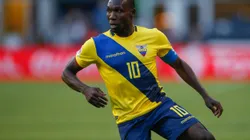 SEATTLE, WA - JUNE 16: Walter Ayoví #10 of Ecuador dribbles against the United States during the 2016 Quarterfinal - Copa America Centenario match at CenturyLink Field on June 16, 2016 in Seattle, Washington. (Photo by Otto Greule Jr/Getty Images)