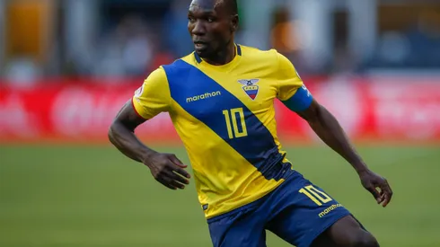SEATTLE, WA - JUNE 16: Walter Ayoví #10 of Ecuador dribbles against the United States during the 2016 Quarterfinal - Copa America Centenario match at CenturyLink Field on June 16, 2016 in Seattle, Washington. (Photo by Otto Greule Jr/Getty Images)