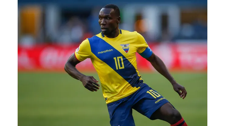SEATTLE, WA - JUNE 16: Walter Ayoví #10 of Ecuador dribbles against the United States during the 2016 Quarterfinal - Copa America Centenario match at CenturyLink Field on June 16, 2016 in Seattle, Washington. (Photo by Otto Greule Jr/Getty Images)