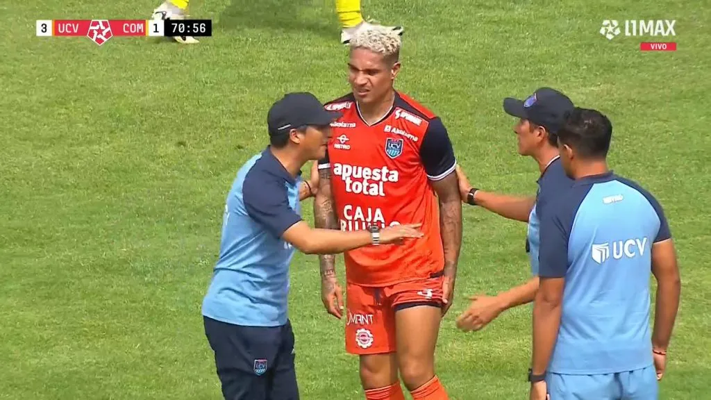 Paolo Guerrero siendo cambiado. (Foto: Liga 1 MAX).