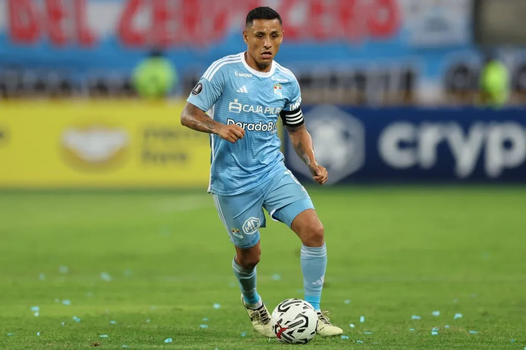 Yoshimar Yotún jugando en la Liga 1. (Foto: IMAGO).