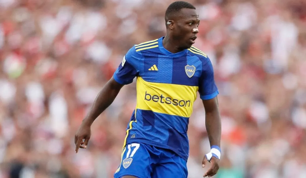 Luis Advíncula en uno de sus últimos choques con Boca: IMAGO