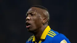 Luis Advíncula en un choque con Boca Juniors.