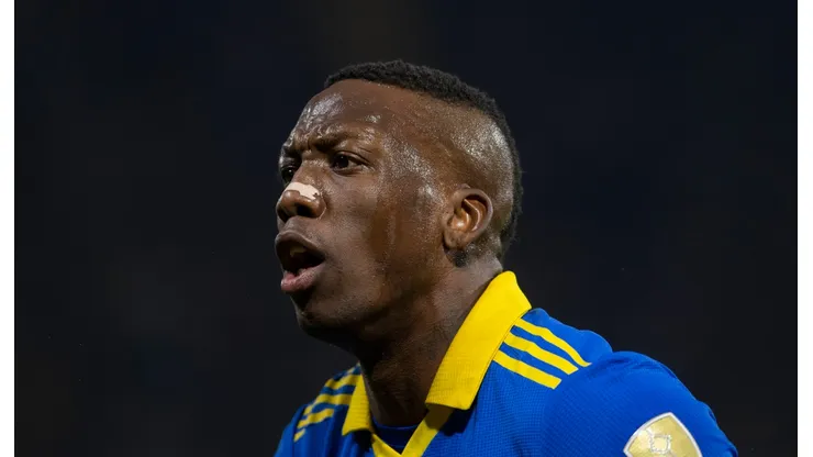 Luis Advíncula en un choque con Boca Juniors.