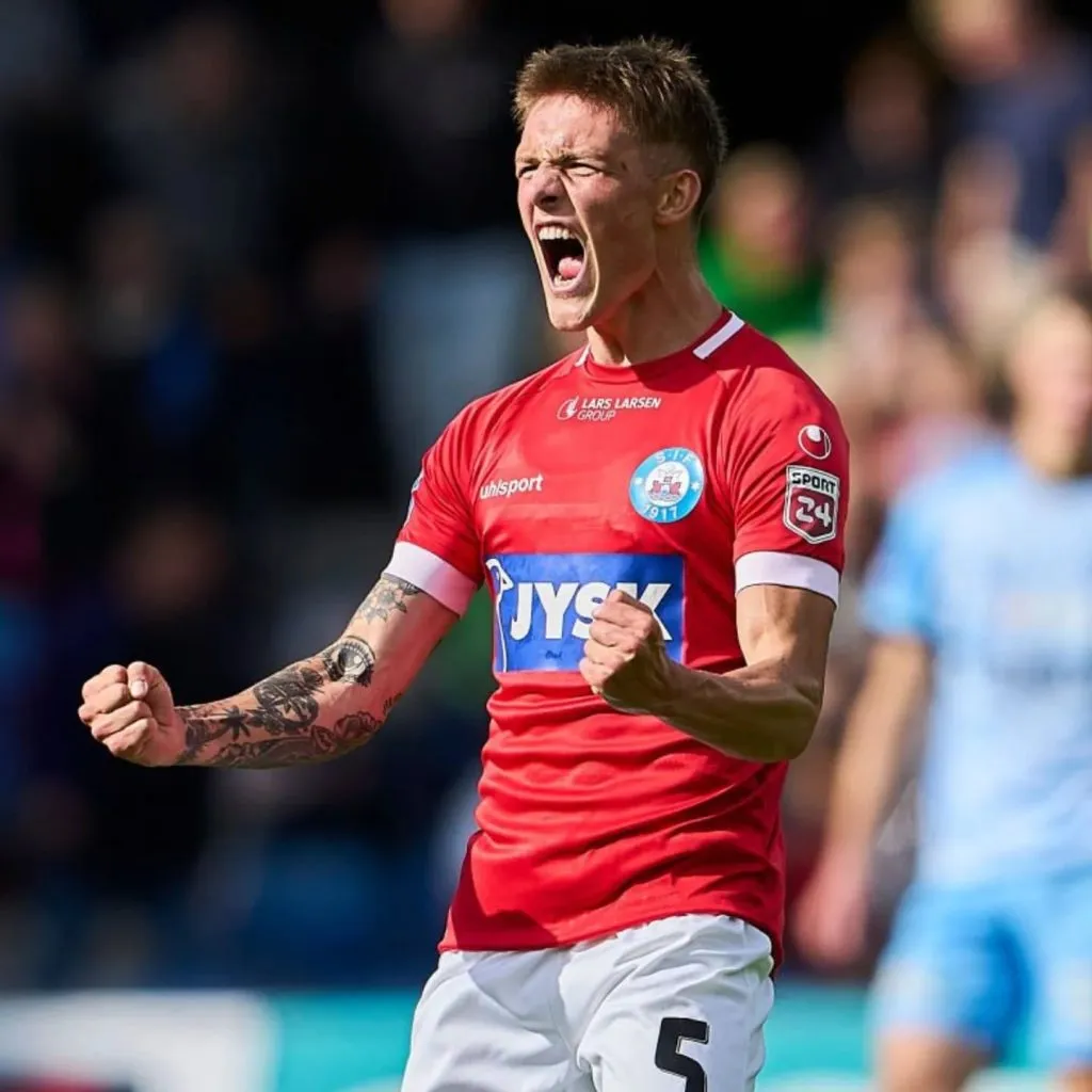 Oliver Sonne gritando un gol en la Liga de Dinamarca. (Foto: Twitter).