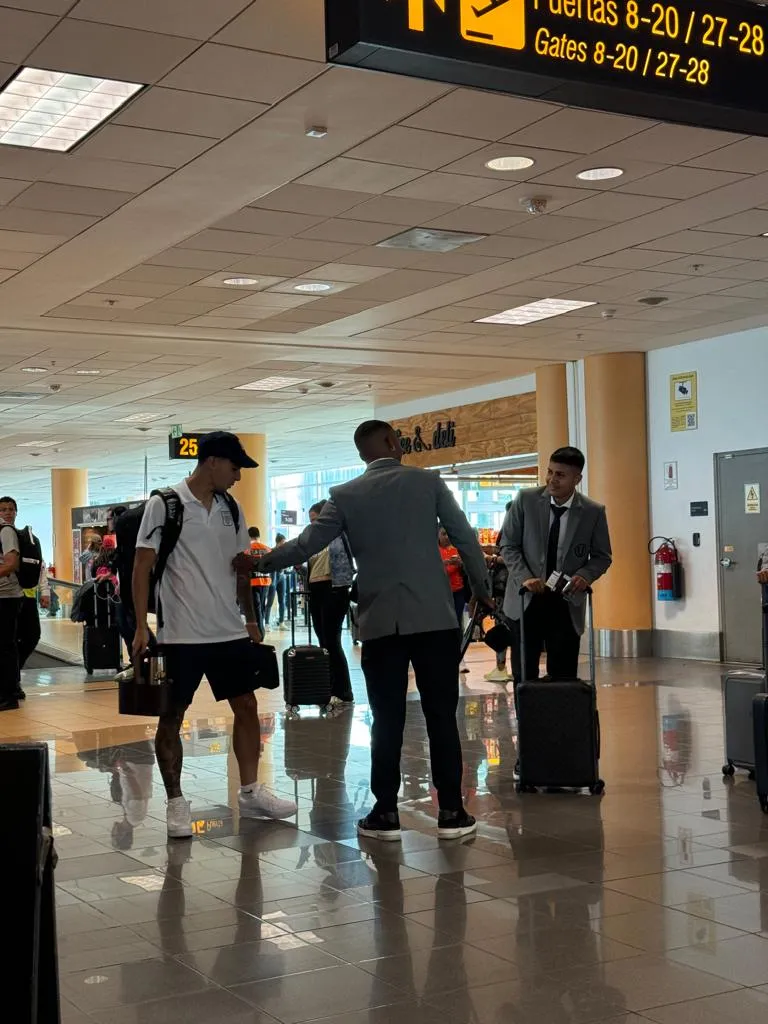 Saludos entre jugadores de Universitario y Alianza Lima. (Foto: Luis Carrillo Pinto).