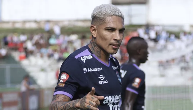 Paolo Guerrero jugando en César Vallejo. (Foto: César Vallejo Prensa)