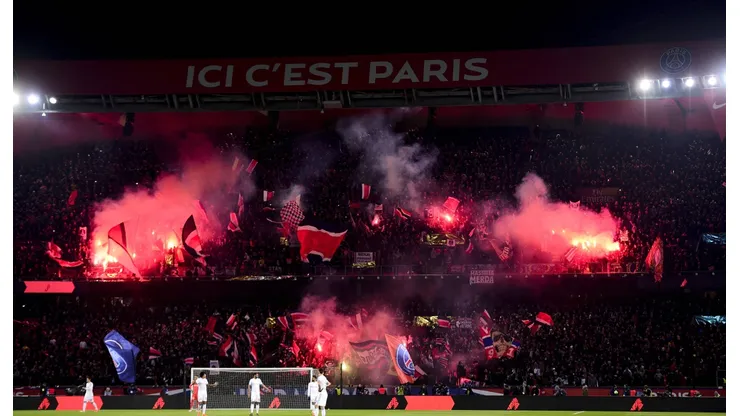 Los ultras del PSG calientan la previa con Barcelona.