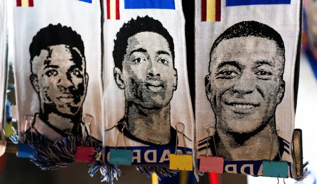Vinicius-Mbappé-Bellingham, las bufandas que ya se venden en Madrid: IMAGO