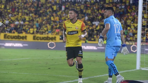 Casi lo parten: Joao Rojas y la criminal falta que recibió en Barcelona