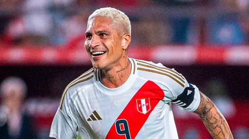 Paolo Guerrero jugando en Perú.