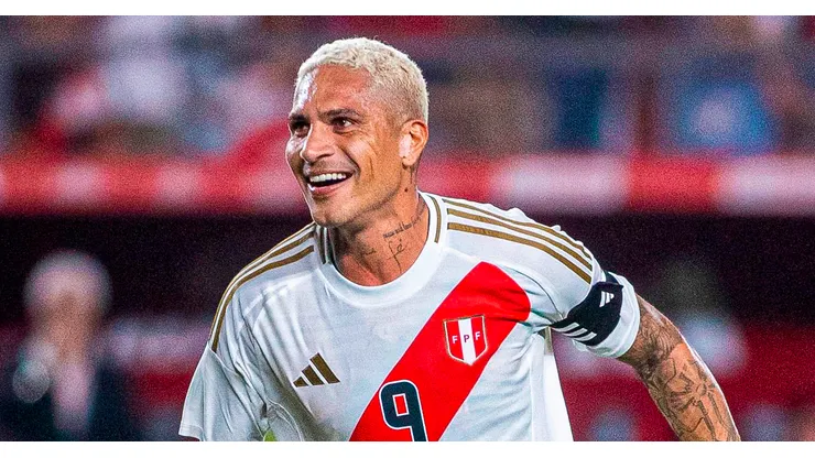 Paolo Guerrero jugando en Perú.