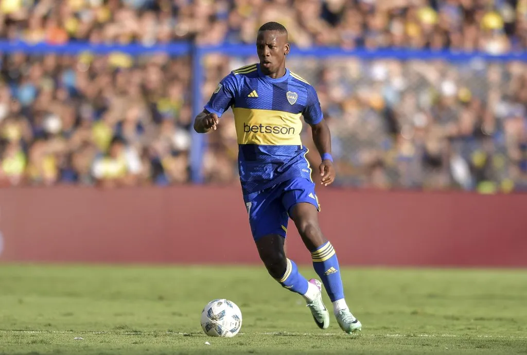 Luis Advíncula jugando con camiseta de Boca Juniors. (Foto: IMAGO).
