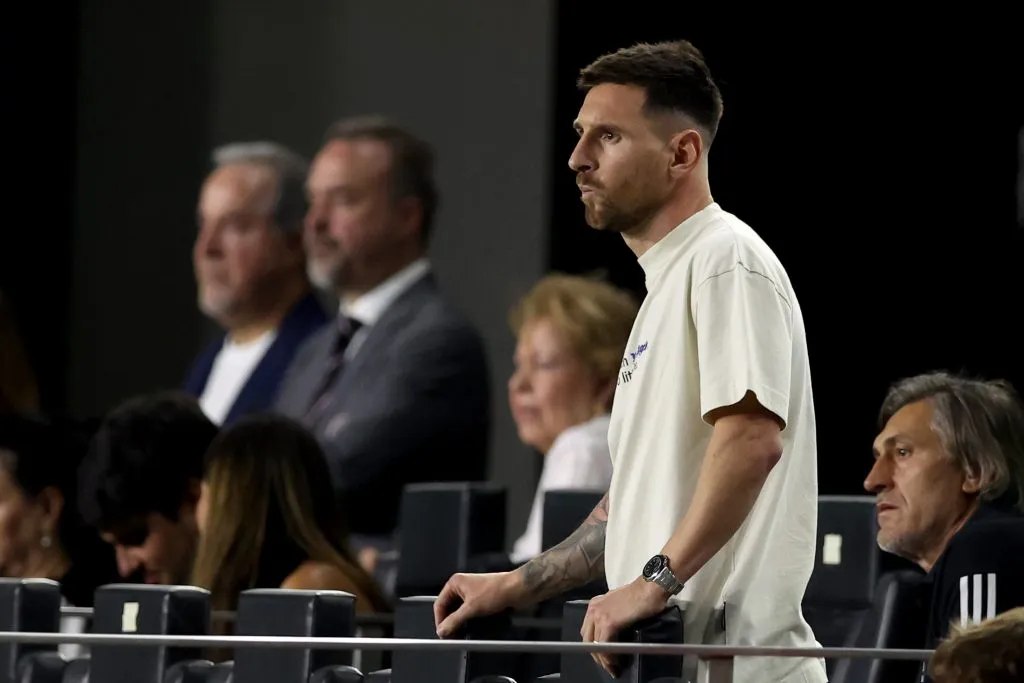 Lionel Messi siguiendo el partido del Inter Miami vs. Rayados desde una de las plateas del DRV PNK Stadium.