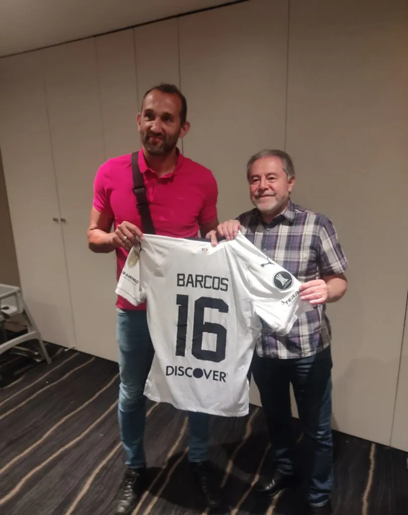 Hernán Barcos en la concentración de LDU Quito. (Foto: Twitter).