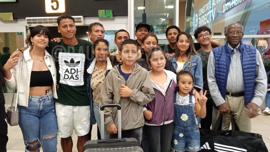 Foto de la despedida de Adriano Neciosup en el aeropuerto. (Foto: Raúl Chávez).