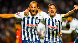 Hernán Barcos y Adrián Arregui jugando para Alianza Lima.