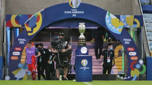 El trofeo de la Copa América espera por un nuevo ganador.