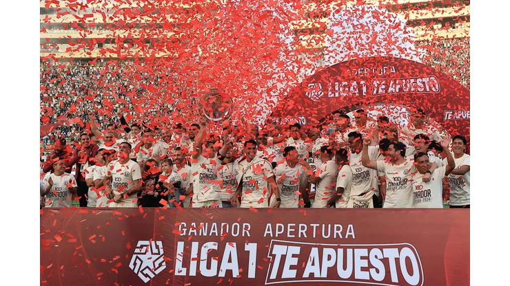 Universitario prepara renovación y fichajes