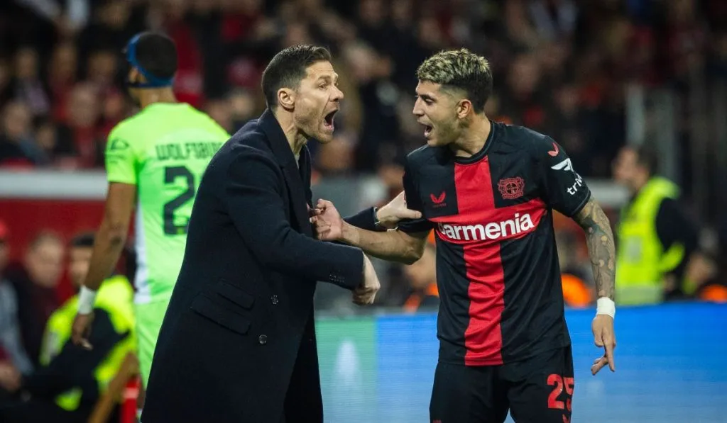 Exequiel Palacios y Xabi Alonso en un encuentro del Leverkusen: IMAGO